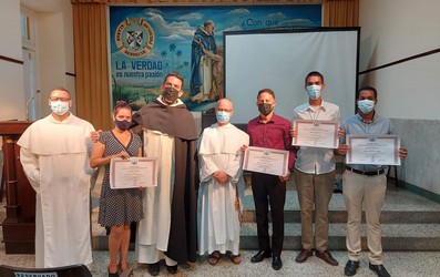 alumnos en el acto de graduacion de filosofia en la habana