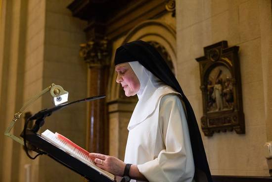 monjas leyendo en la despedida de sto domingo el real