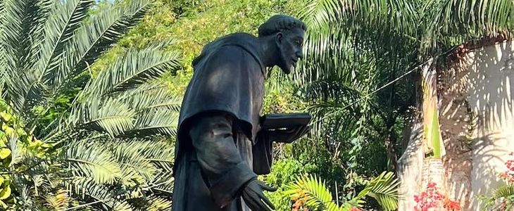 santo-domingo-honra-patrono-estatua