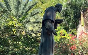 santo-domingo-honra-patrono-estatua