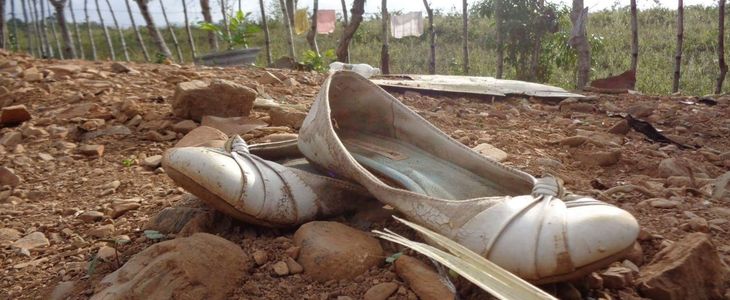 Zapatos en el suelo tras el dealojo